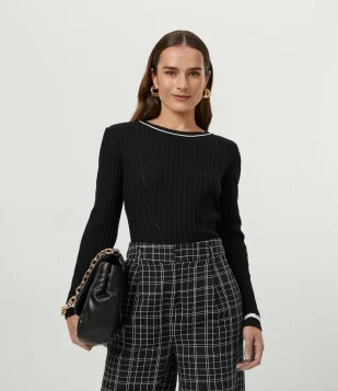 BLUSA EM TRICÔ CANELADO COM VIVO CONTRASTANTE NA GOLA E MANGAS PRETO
