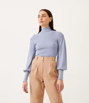 BLUSA EM TRICÔ CANELADO COM GOLA ALTA E MANGA BUFANTE AZUL