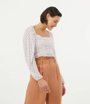 BLUSA CURTA EM TULE COM ESTAMPA POÁ FRANZIDOS E RECORTES BEGE