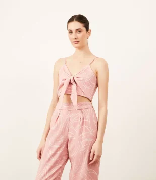 BLUSA CROPPED EM JACQUARD COM ALCINHAS E AMARRAÇÃO FRONTAL ROSA