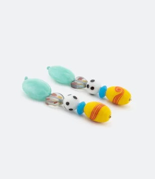 MAXI BRINCO EM ACRÍLICO COM BASE MARMORIZADA E FIO DE MIÇANGAS MULTICORES