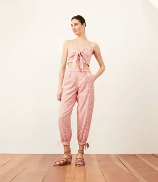 CALÇA CENOURA EM JACQUARD COM ESTAMPA ABSTRATA ROSA