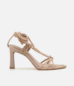 SANDÁLIA MULTI TIRAS COM AMARRAÇÃO E SALTO FINO DIFERENCIADO BEGE