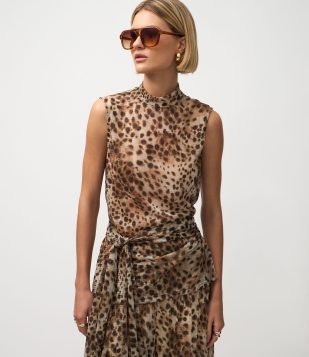 Blusa em Tule Alongada com Gola Alta e Estampa Animal Print Bege e Marrom