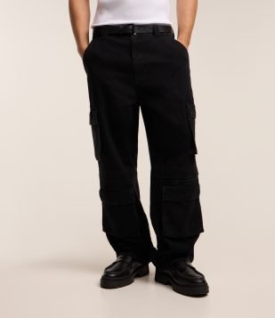 Calça Baggy em Jeans com Recortes e Bolso Cargo Preto