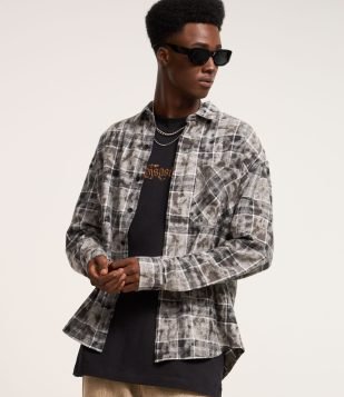 Camisa Comfort em Flanela com Estampa Xadrez com Bolso Preto