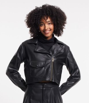 Jaqueta Curta em Pu com Bolso Frontal e Zíper Contrastante Preto