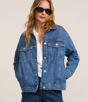 Jaqueta Trucker Ampla em Jeans com Bolsos Médio