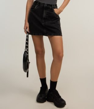 Saia Curta em Jeans com Bolsos e Tachas Preto
