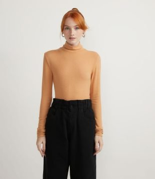 Blusa Alongada em Viscose com Gola Alta e Manga Longa Marrom