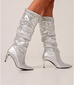 Bota Cano Alto Diferenciado Metalizado com Bico e Salto Fino Prata