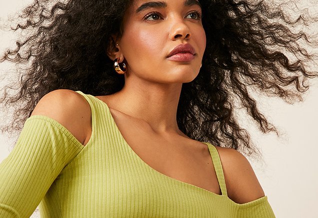 6 dicas para transformar looks básicos com acessórios