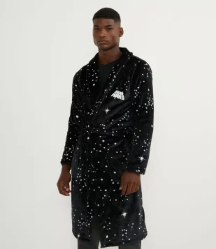 ROUPÃO COM LOGO DO STAR WARS QUE BRILHA NO ESCURO PRETO