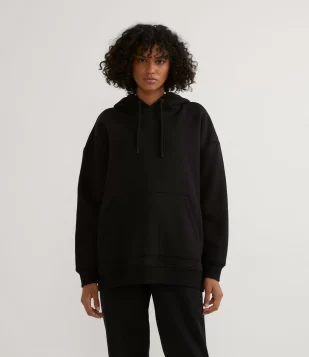 BLUSÃO ALONGADO EM MOLETOM COM CAPUZ E BOLSO CANGURU PRETO