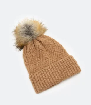 GORRO EM TRICÔ TEXTURIZADO COM BARRA DOBRADA E POMPOM MARROM