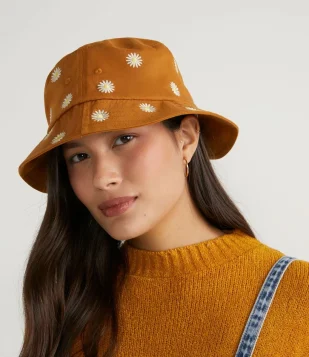 CHAPÉU BUCKET EM ALGODÃO COM BORDADO DE MINI MARGARIDAS AMARELO