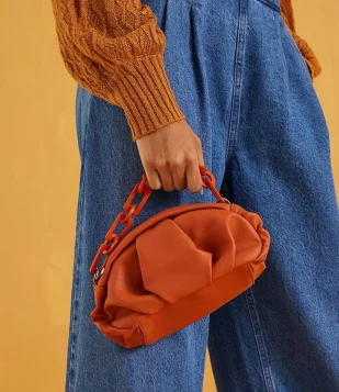 BOLSA CLUTCH TRANSVERSAL COM ALÇA DE CORRENTE EM ACRÍLICA LARANJA