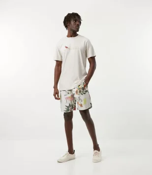 BERMUDA BOARDSHORT COM BOLSOS E ESTAMPA TROPICAL BEGE