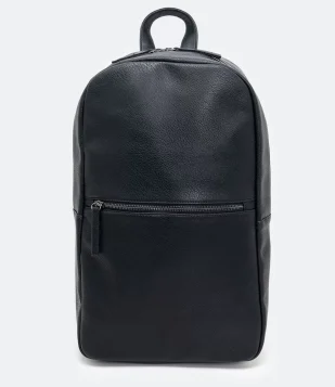 MOCHILA EM MATERIAL SINTÉTICO COM BOLSO PRETO