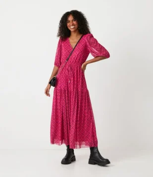 Vestido Longo em Tule com Estampa de Corações e Amarração Frontal Rosa