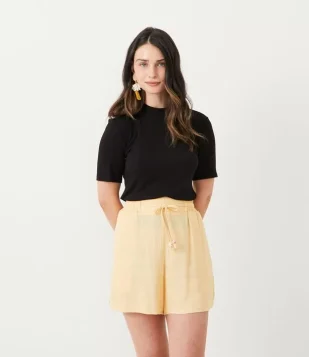 BLUSA BÁSICA EM VISCOSE COM GOLINHA ALTA PRETO