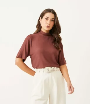 BLUSA EM VISCOSE COM GOLINHA ALTA E BARRA LARGA VERMELHO