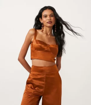 BLUSA CROPPED EM CETIM COM ALÇAS SOBREPOSTAS LARANJA