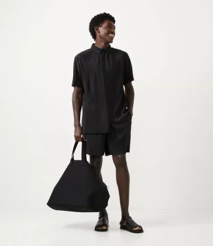 BERMUDA COM CINTURA ELÁSTICA E TEXTURA PLISSADA PRETO