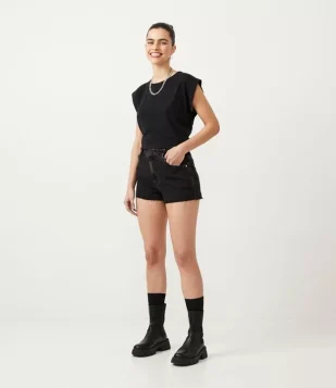 SHORT EM JEANS COM CINTURA ALTA E BARRA A FIO PRETO