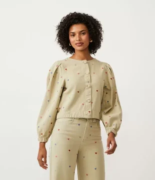 JAQUETA EM SARJA COM MANGA BUFANTE E BORDADO DE CORAÇÕES VERDE