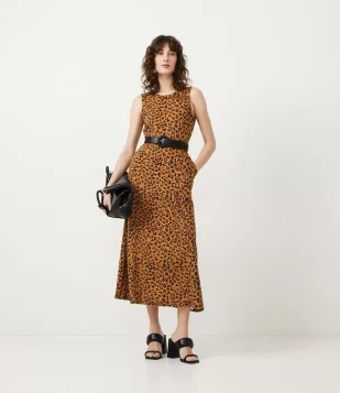 VESTIDO MIDI EM VISCOSE ANIMAL PRINT ONÇA COM BOLSO NA SAIA MARROM