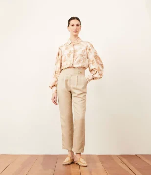 CALÇA RETA EM LINHO COM CINTURA E BOTÕES DIFERENCIADOS BEGE