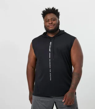 REGATA ESPORTIVA COM CAPUZ AJUSTÁVEL COM LETTERING VERTICAL - PLUS SIZE PRETO