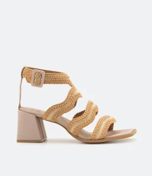 SANDÁLIA COM FIVELA E SALTO GROSSO DIFERENCIADO BEGE