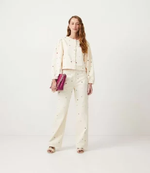 CALÇA WIDE LEG EM SARJA COM BORDADOS DE CORAÇÃO BEGE