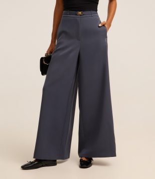 Calça Pantalona Alfaiataria com Cinto e Fivela de Metal Cinza