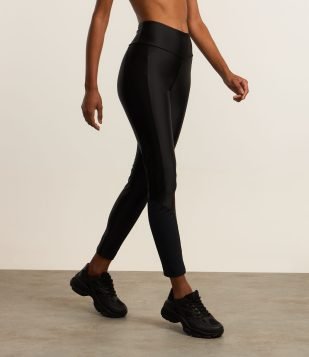 Calça Legging Esportiva em Microfibra com Recorte Texturizado Preto