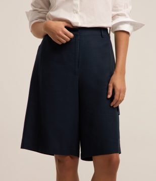 Bermuda Alongada em Viscolinho com Bolso Lateral Azul Marinho