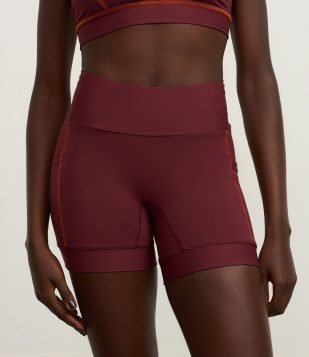 Bermuda Esportiva em Microfibra com Lettering Traseiro Vermelho