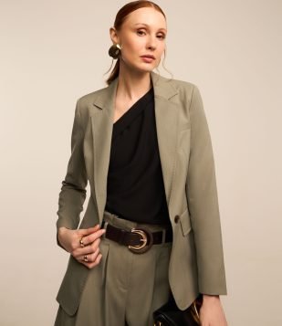 Blazer Alfaiatado com Fechamento Frontal e Detalhes Pespontados Verde Acinzentado