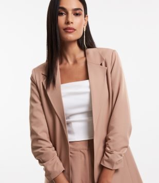Blazer Alfaiataria Alongado em Crepe com Franzidos nos Punhos Marrom Leve