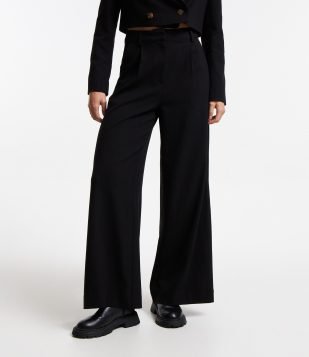 Calça Reta Alfaiatada com Bolsos e Pregas Preto