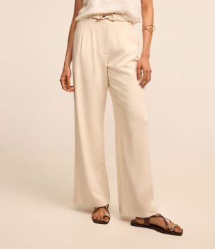 Calça Wide Leg Alfaiatada com Cinto Elástico Fivelinha Off White