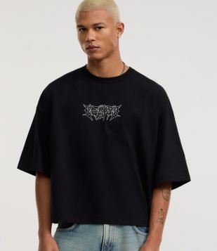 Camiseta Oversized Cropped em Algodão com Estampa Tribal Preto