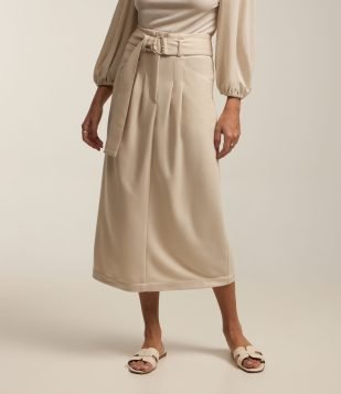 Saia Midi em Viscose com Cinto Fivela e Pregas Frontais Off White