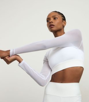 Top Feminino Esportivo com Bojo em Microfibra e Sobreposição em Tule Branco