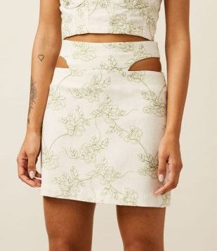 Saia Curta Alfaiataria com Vazados e Bordado de Flores Bege