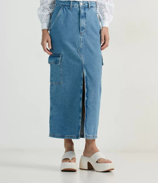 Saia Midi Jeans Com Bolsos Cargos E Abertura Frontal Azul Médio