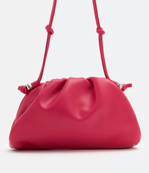 Bolsa Desestruturada Com Detalhes Metálicos Nas Alças Rosa