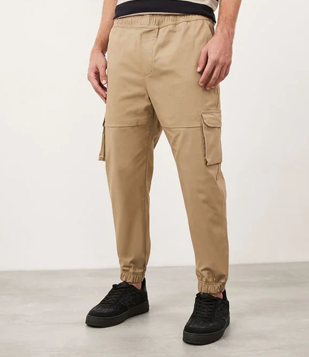 Calça Jogger Cargo Em Sarja Com Cós Elástico E Barra Ajustada Bege